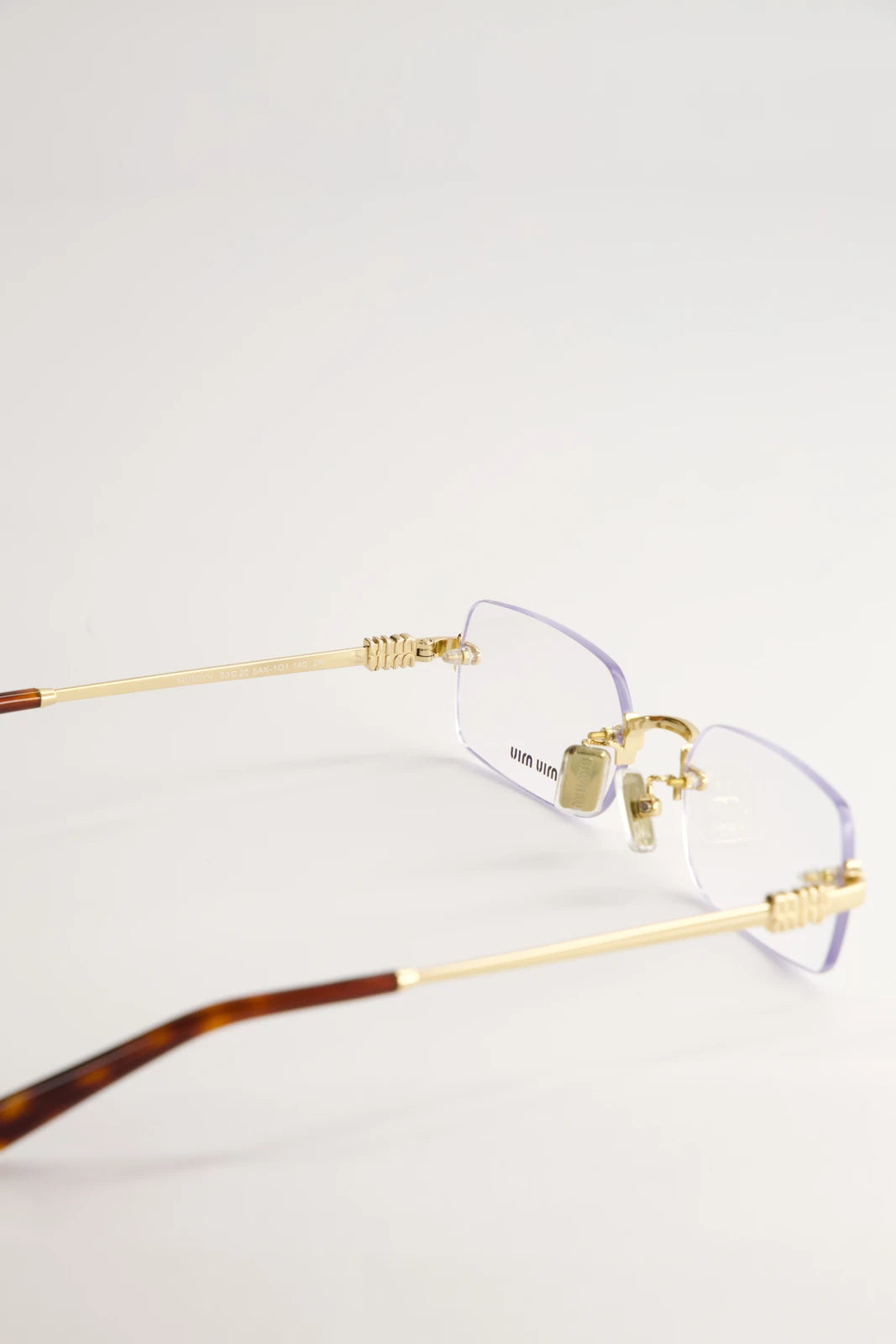 Lentes de Sol Miu Miu Logo Gold SMUB50